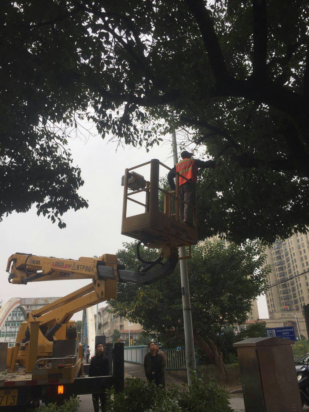 近日，我公司根據(jù)南陵縣市政園林所通知，組織安排人員車輛協(xié)助市政園林所路燈科修剪陵陽路兩側(cè)遮擋路燈照明的樹枝。此項工作持續(xù)了三天，消除了因路燈光照不足帶來的夜間通行安全隱患問題，受到沿線居民一致好評。